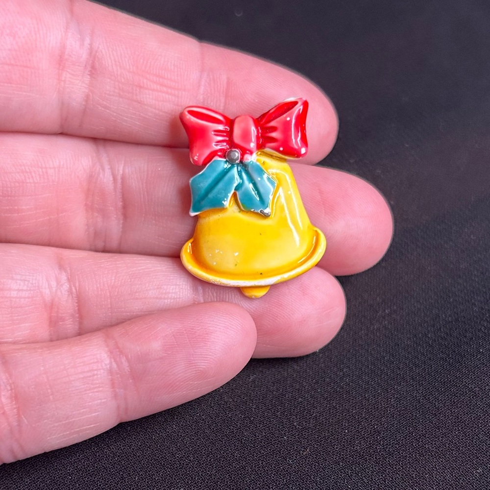 JONETTE JEWELRY VTG Cute Painted Christmas Bell Brooch.